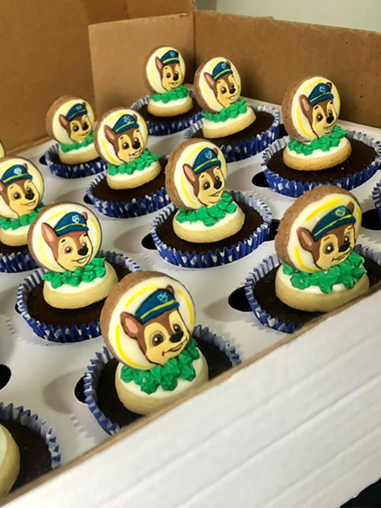 Cup Cakes com biscoito decorado